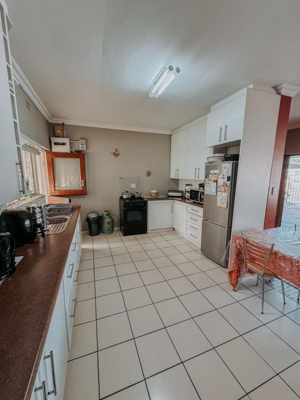 4 Bedroom Property for Sale in Goodwood Central Western Cape